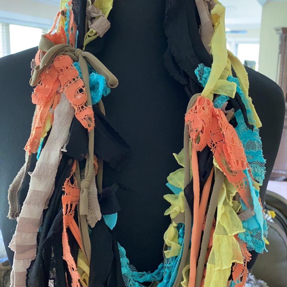 SCRAPPY SCARF - Picture 2 of 2
